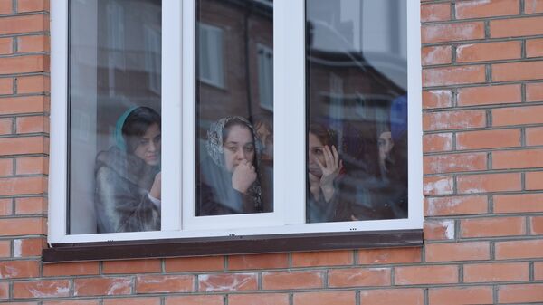 Жильцы в ожидании церемонии получения ключей от новых квартир в рамках программы переселение граждан из аварийного жилищного фонда в Грозном