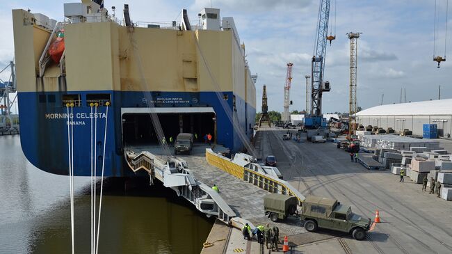 Техника НАТО прибывает в порт Польши. Архивное фото