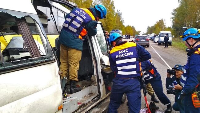 На месте ДТП с участием рейсового автобуса и маршрутного микроавтобуса в Тверской области