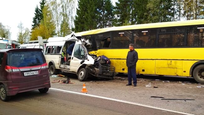 На месте ДТП с участием рейсового автобуса и маршрутного микроавтобуса в Тверской области