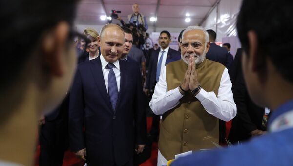 Президент РФ Владимир Путин и премьер-министр Республики Индии Нарендра Моди во время посещения образовательного центра Сириус в Нью-Дели. 5 октября 2018