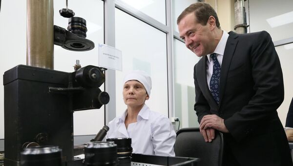 Председатель правительства РФ Дмитрий Медведев во время посещения Красногорского завода имени С.А. Зверева. 5 октября 2018