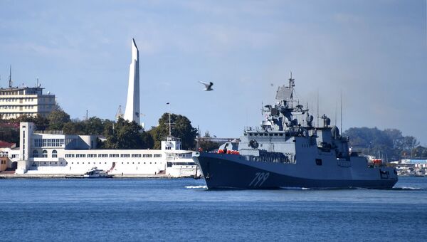 Швартовка фрегата Черноморского флота Адмирал Макаров, прибывшего в Севастополь после выполнения задач в Средиземном море