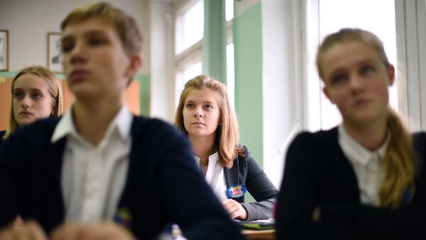 Учащиеся одной из московских школ во время урока. Архивное фото
