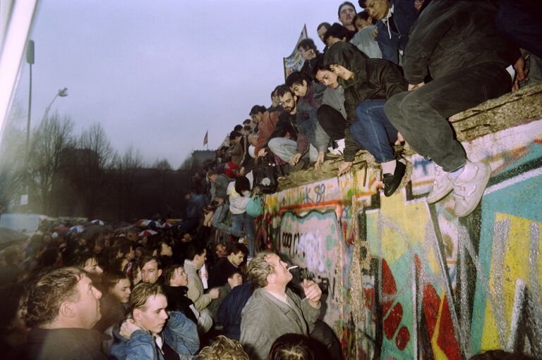 Жители Западной Германии приветствуют жителей Восточной Германии. 1989 год 