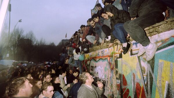 Жители Западной Германии приветствуют жителей Восточной Германии. 1989 год 