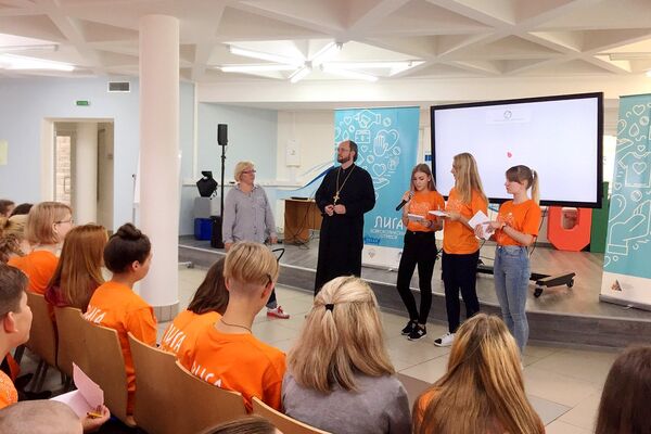 Руководитель дирекции государственных интернет-проектов МИА Россия сегодня Елена Давыдова и председатель комиссии ОП РФ по вопросам благотворительности, гражданскому просвещению и социальной ответственности Александр Ткаченко во время занятия Руководитель дирекции государственных интернет-проектов МИА Россия сегодня Елена Давыдова и председатель комиссии ОП РФ по вопросам благотворительности, гражданскому просвещению и социальной ответственности Александр Ткаченко во время занятия