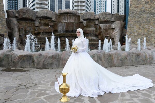 Невеста в цветочном парке у высотного комплекса Грозный Сити, где состоялась церемония мacсoвoгo бракосочетания 200 пар в рамках празднования 200-летия города Грозного