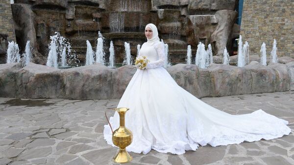 Невеста в цветочном парке у высотного комплекса Грозный Сити