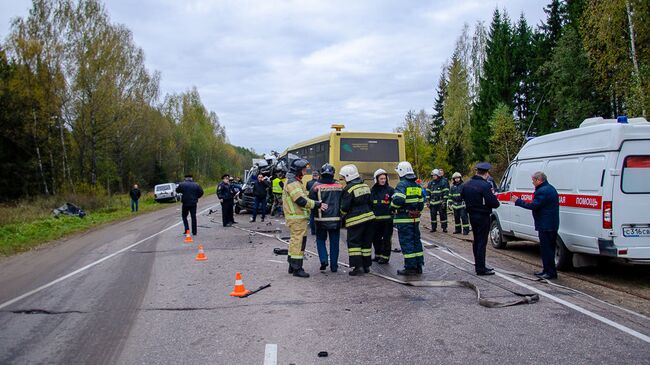 На месте ДТП с участием рейсового автобуса и маршрутного микроавтобуса в Тверской области