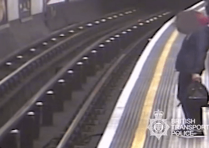 В Лондонском метро толкнули на рельсы 91-летнего мужчину