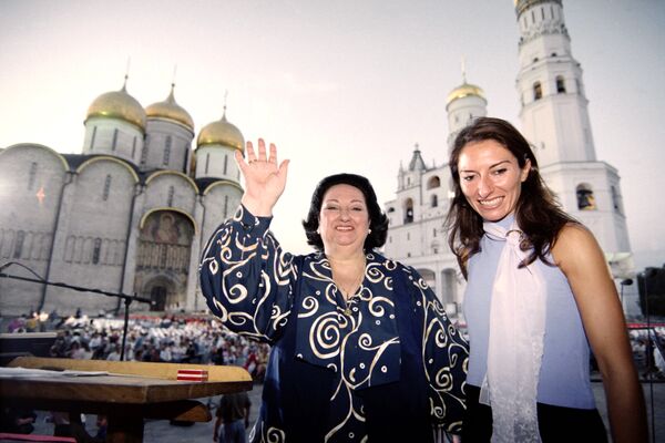 Испанская оперная певица Монсеррат Кабалье и ее дочь Монсеррат Марти на Соборной площади Кремля в Москве. 1998 год