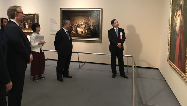 Гости на церемонии открытия выставки Русского музея в Токио, Япония. Слева - посол России в Японии Михаил Галузин