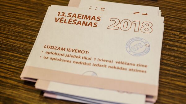 Бюллетени для голосования на парламентских выборах в 13-й Сейм Латвии на избирательном участке 678 в Огре. 6 октября 2018