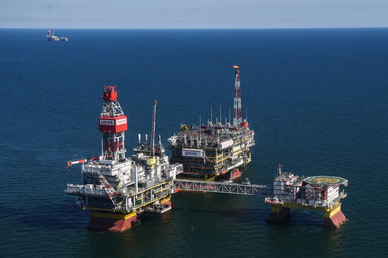 Стационарная платформа компании Лукойл на нефтегазоконденсатном месторождении имени Владимира Филановского в северной части акватории Каспийского моря Стационарная платформа компании Лукойл на нефтегазоконденсатном месторождении имени Владимира Филановского в северной части акватории Каспийского моря