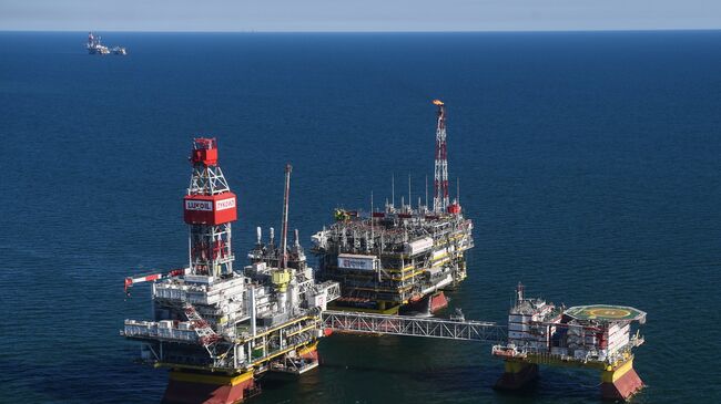 Стационарная платформа компании Лукойл на нефтегазоконденсатном месторождении имени Владимира Филановского в северной части акватории Каспийского моря