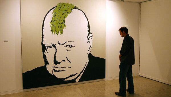 Посетитель у портрета Уинстона Черчилля работы британского художника Бэнкси на выставке в Лондоне, Великобритания