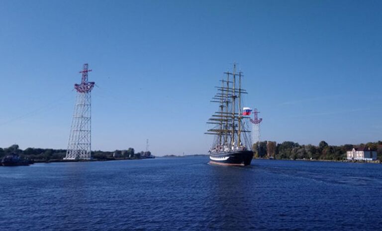 Опоры ЛЭП в виде якорей в Калининграде