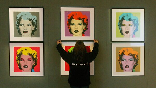 Портреты Кейт Мосс работы британского художника Бэнкси в аукционном доме Bonhams в Лондоне, Великобритания