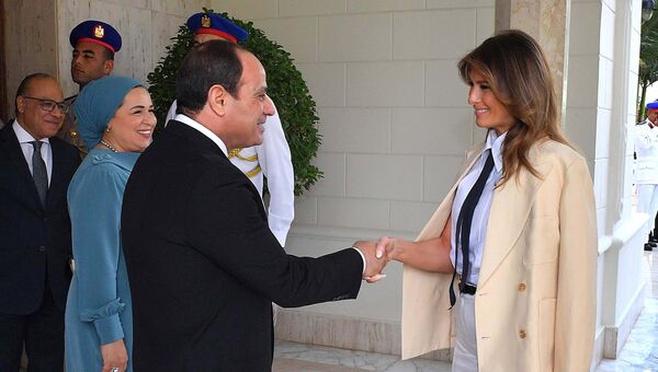 Супруга президента США Меланья Трамп с президентом Египта Абдель Фаттахом ас-Сиси и его супругой Интисар в президентском дворце в Каире