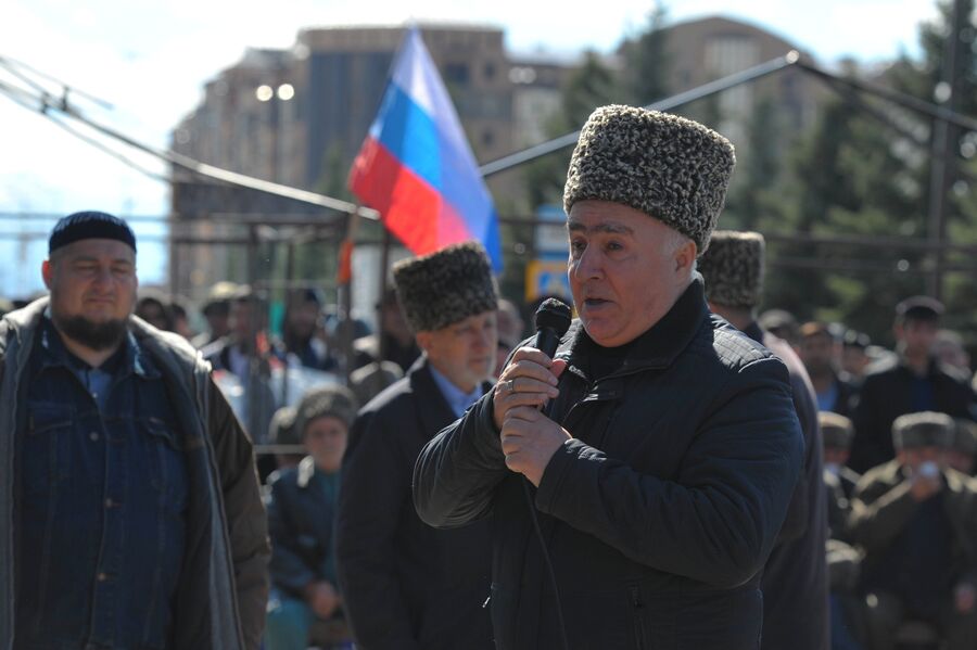 Мужчина выступает на митинге несогласных с соглашением об определении границы между Республикой Ингушетия и Чеченской Республикой, в Магасе. 6 октября 2018