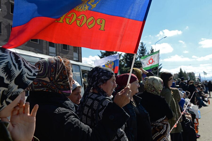 Участники митинга, не согласные с соглашением об определении границы между Республикой Ингушетия и Чеченской Республикой, в Магасе. 6 октября 2018
