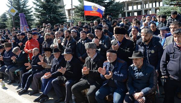 Участники митинга, несогласные с соглашением об определении границы между Республикой Ингушетия и Чеченской Республикой, в Магасе. Архивное фото