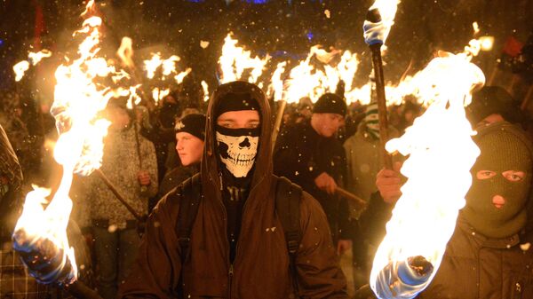Украинские националисты во время факельного шествия во Львове