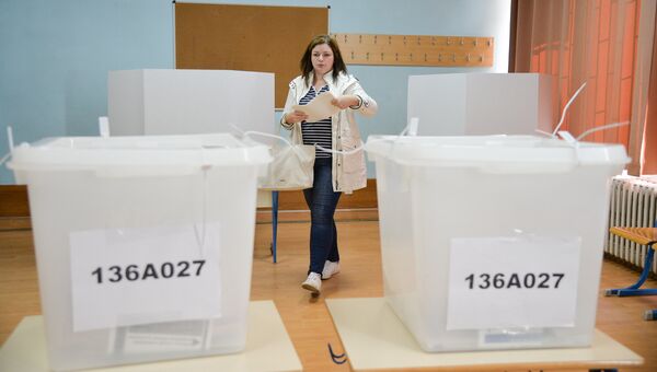 Избиратель во время голосования на выборах в Боснии и Герцеговине. 7 октября 2018