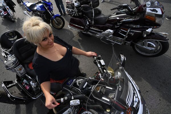 Женщина на мотоцикле во время закрытия байкерского сезона во Владивостоке