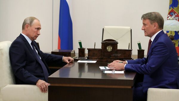 Владимир Путин и председатель правления ПАО Сбербанк России Герман Греф во время встречи. 8 октября 2018