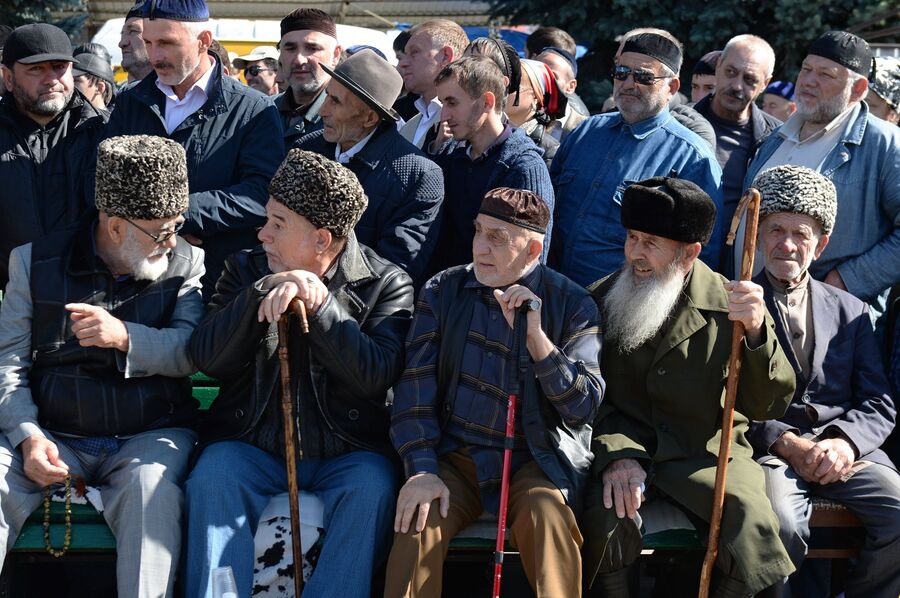 Участники митинга, не согласные с соглашением об определении границы между Республикой Ингушетия и Чеченской Республикой, в Магасе