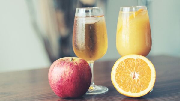 Яблочный и апельсиновый сок. Архивное фото