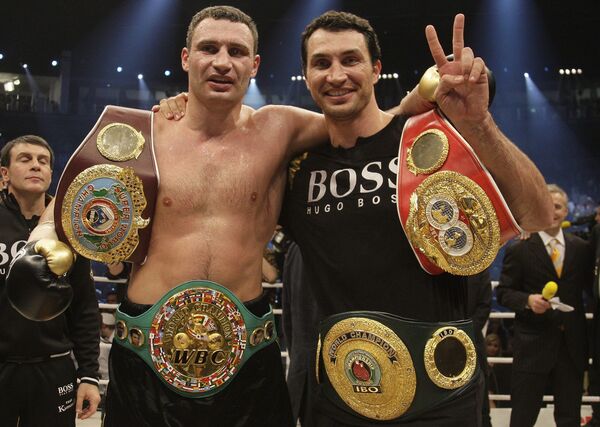 Владимир и Виталий Кличко после боя за чемпионский титул по версии WBC