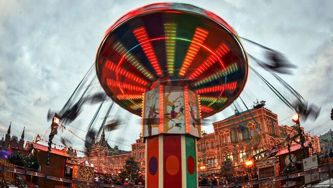 Девушка на новогодней ГУМ-ярмарке на Красной площади в Москве. Архивное фото