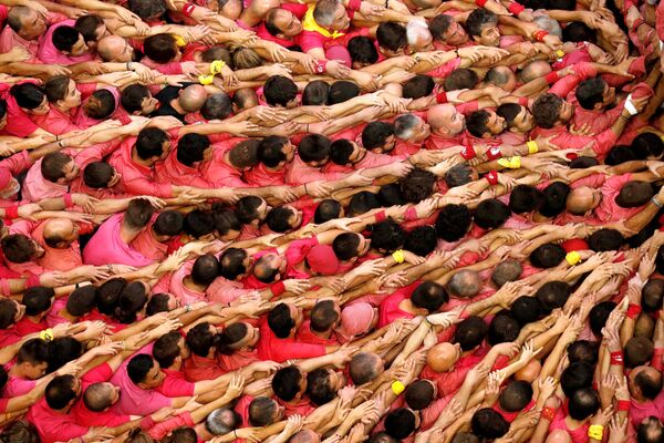 Cоревнования по возведению пирамид из людей (кастелей) в Таррагоне, Испания