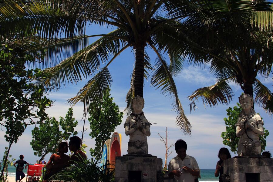 На пляже Кута острова Бали