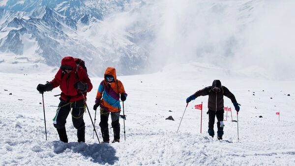 Участники во время скоростного восхождения на западную вершину Эльбруса