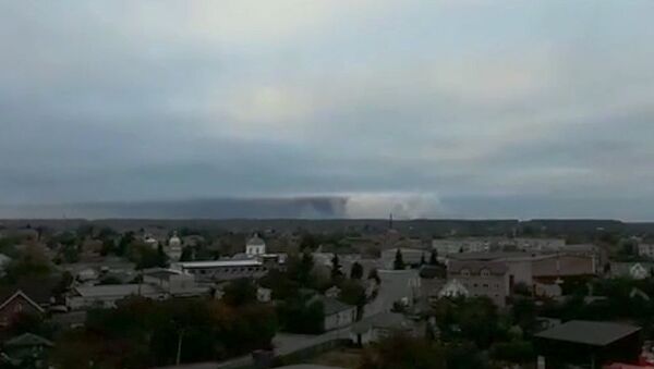 Дым от взрывов на складе с боеприпасами в районе населенного пункта Ичня Черниговской области, Украина. 9 октября 2018 (скриншот видео)