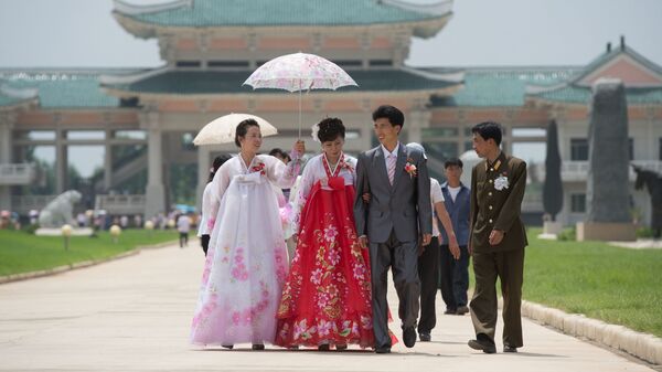 Молодожены в историческом парке на окраине Пхеньяна