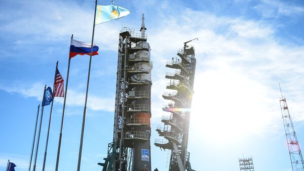 Установка ракеты-носителя Союз-ФГ с пилотируемым кораблем Союз МС-10 на стартовый стол первой Гагаринской стартовой площадки космодрома Байконур. 9 октября 2018