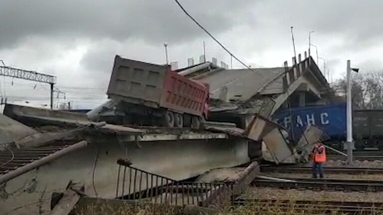 Кадры с места обрушения моста в Приамурье. Видео МЧС Кадры с места обрушения моста в Приамурье. Видео МЧС