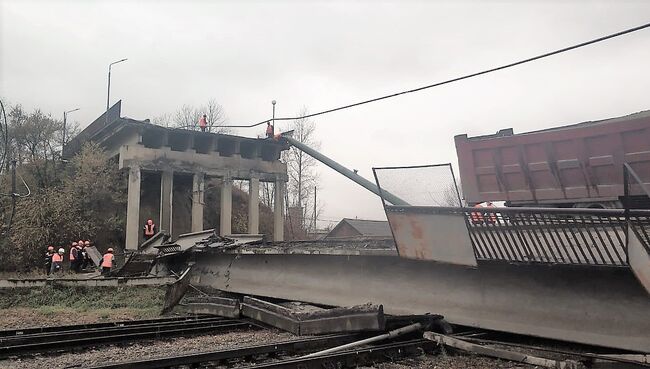 Аварийно-восстановительные работы на месте обрушенного моста в городе Свободном Амурской области