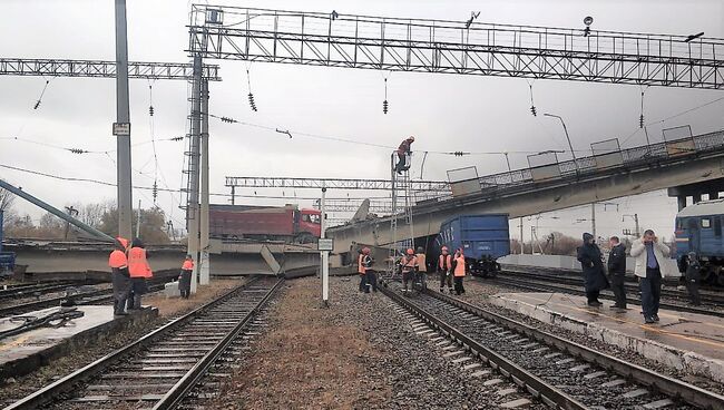 Аварийно-восстановительные работы на месте обрушенного моста в городе Свободном Амурской области. Архивное фото