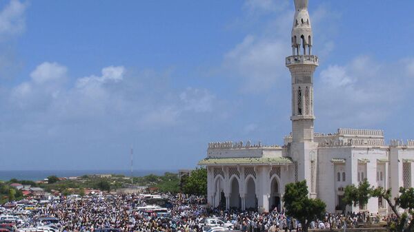 Сомалийцы возле мечети в Могадишо 