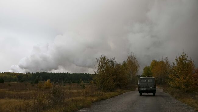 Дым от взрывов на складе с боеприпасами в районе населенного пункта Ичня Черниговской области, Украина. 9 октября 2018