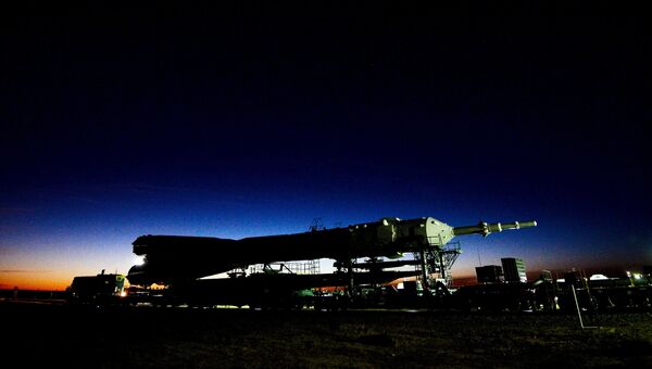 Вывоз ракеты-носителя Союз-ФГ с пилотируемым кораблем Союз МС-10 на стартовый стол первой Гагаринской стартовой площадки космодрома Байконур