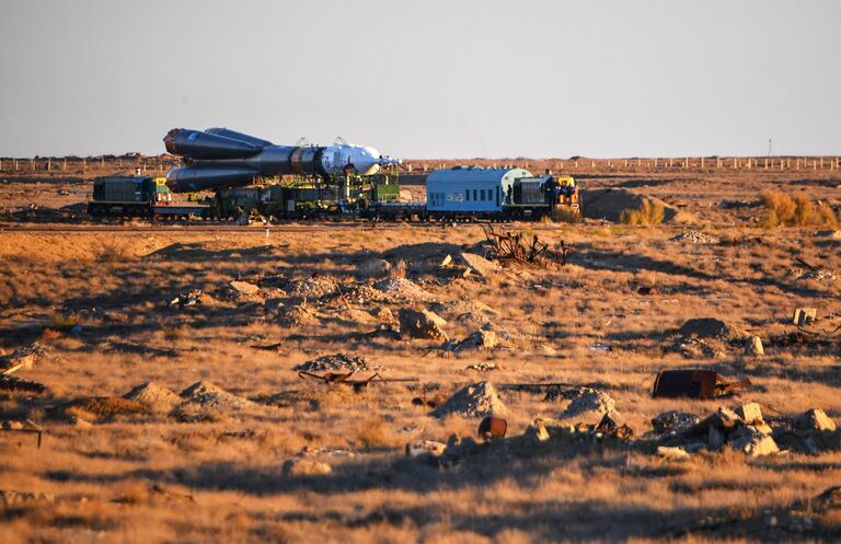 Вывоз ракеты-носителя Союз-ФГ с пилотируемым кораблем Союз МС-10 на стартовый стол первой Гагаринской стартовой площадки космодрома Байконур