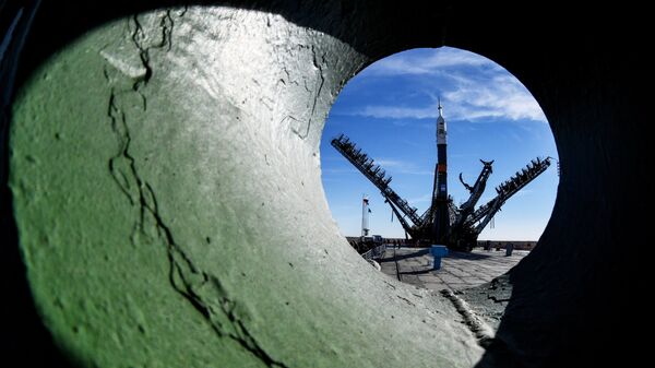 Установка ракеты-носителя Союз-ФГ с пилотируемым кораблем Союз МС-10 на стартовый стол первой Гагаринской стартовой площадки космодрома Байконур