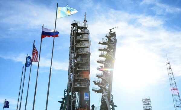 Установка ракеты-носителя Союз-ФГ с пилотируемым кораблем Союз МС-10 на стартовый стол первой Гагаринской стартовой площадки космодрома Байконур